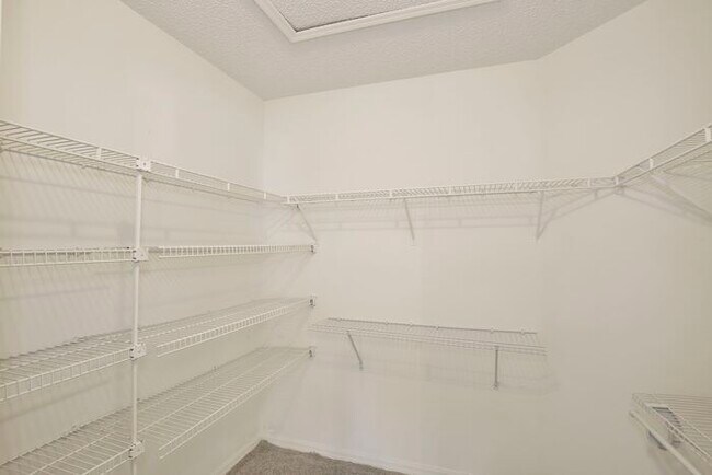 Building Photo - Stunning 3/2 Home with a Spacious 2 Car Ga...