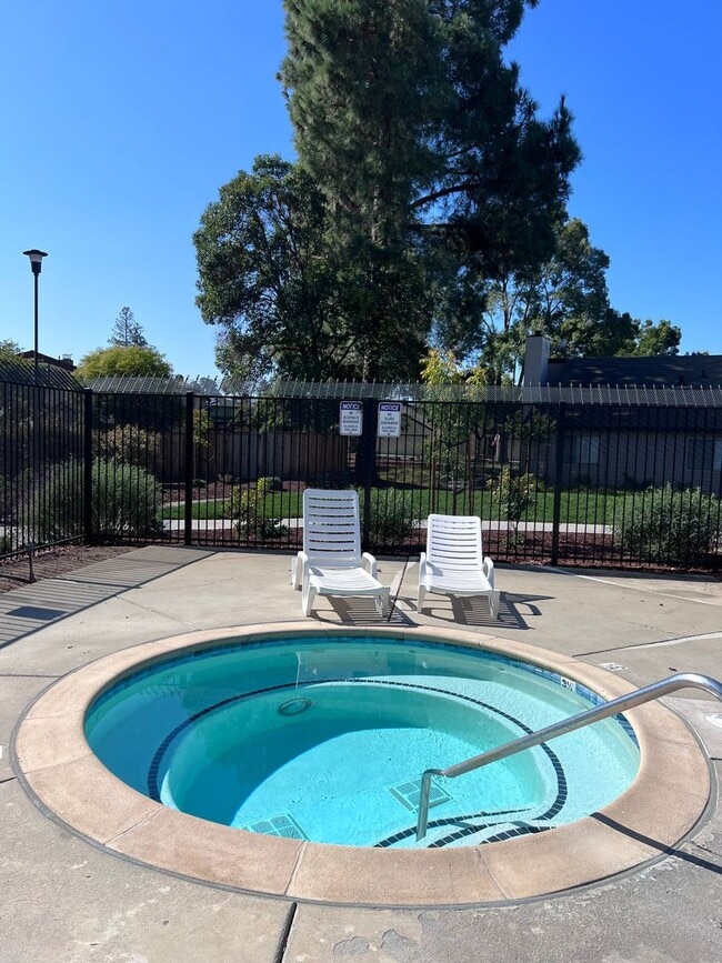 Building Photo - Large 3BR/2BA Townhouse, 2 Car Garage, Was...