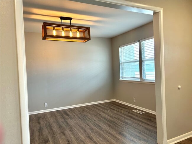 Building Photo - 301 Crestview Dr