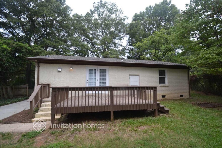 Building Photo - 1142 Eastview Dr