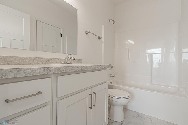 Building Photo - 4 bedroom 2 bathroom house