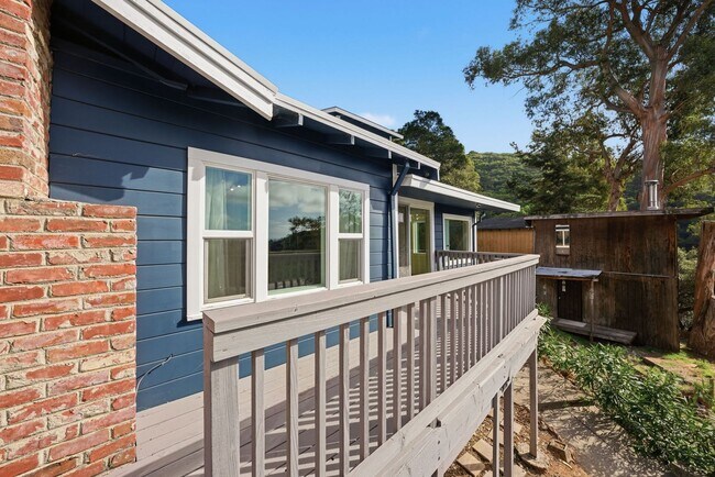 Building Photo - 3 Bed/2.5 Bath Multilevel Home with Amazin...