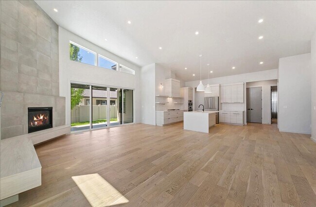 Building Photo - Modern Luxury Meets Everyday Comfort in Me...