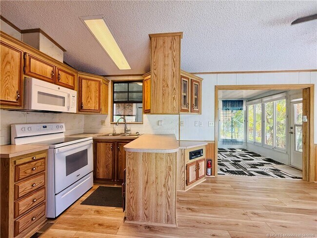 Building Photo - 10851 S Ocean Dr