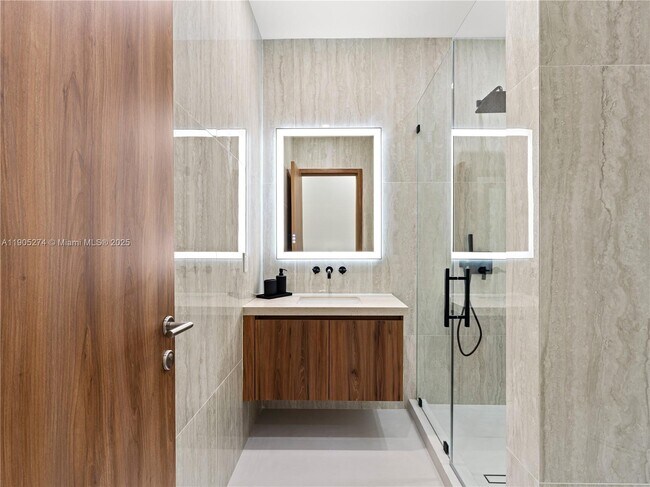 Building Photo - 543 NE 109th St