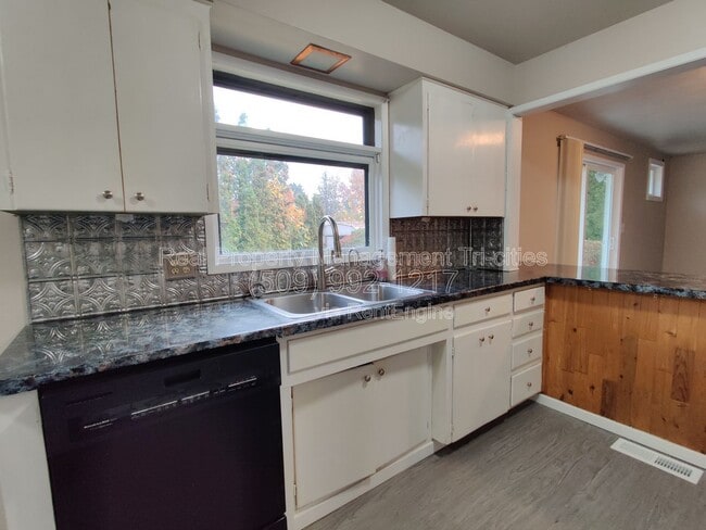 Building Photo - 7528 W Umatilla Ave