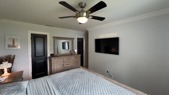 Building Photo - $2,995.00 - 3 Beds / 2 Baths, no deposit option available!
