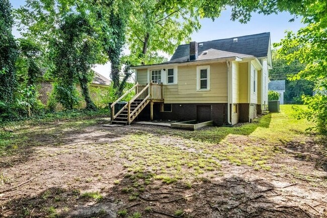 Building Photo - UNCG area with 3 bedrooms and 1 bath, Cent...