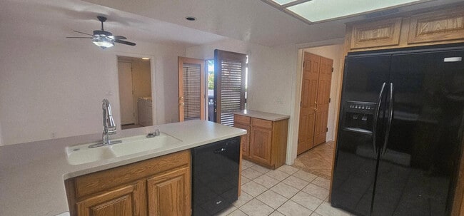 Building Photo - 333 E Lilac Dr