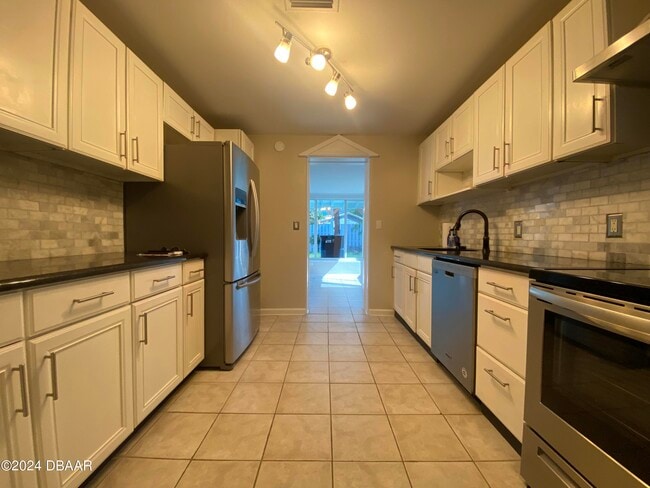 Building Photo - 28 Rivershore Dr