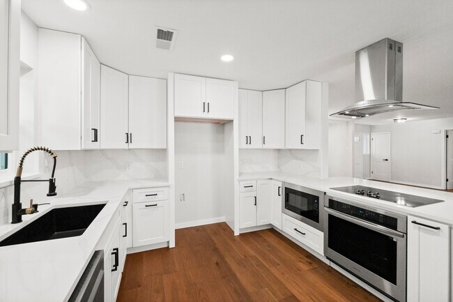 Building Photo - 2535 Southwick St