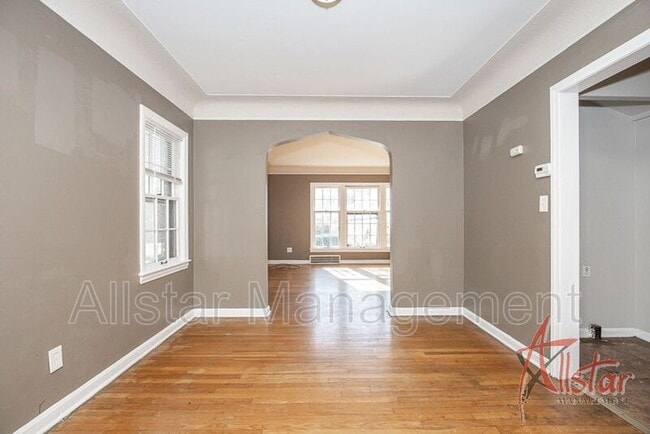 Building Photo - 3575 Grosvenor Rd