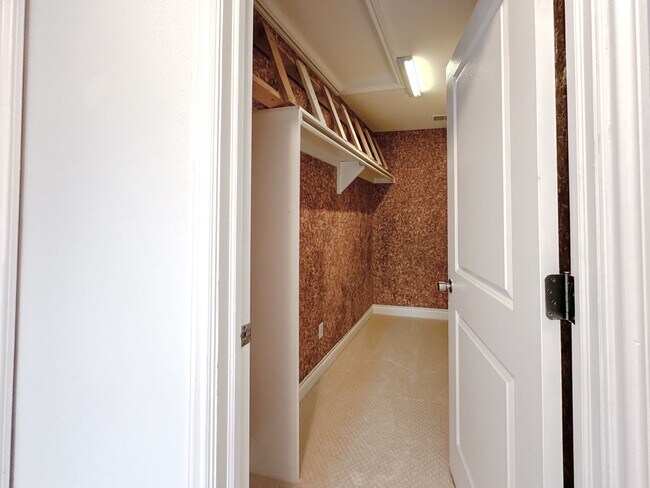 Building Photo - Lakeside Living!