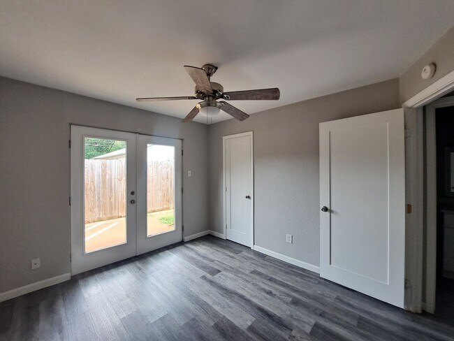 Building Photo - 815 Bluebird Dr