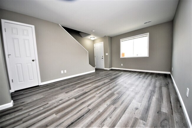 Building Photo - 210 Arlington Way