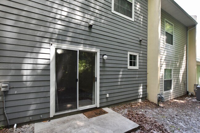 Building Photo - 436 NW 50th Blvd. (Monticello at Millpond)