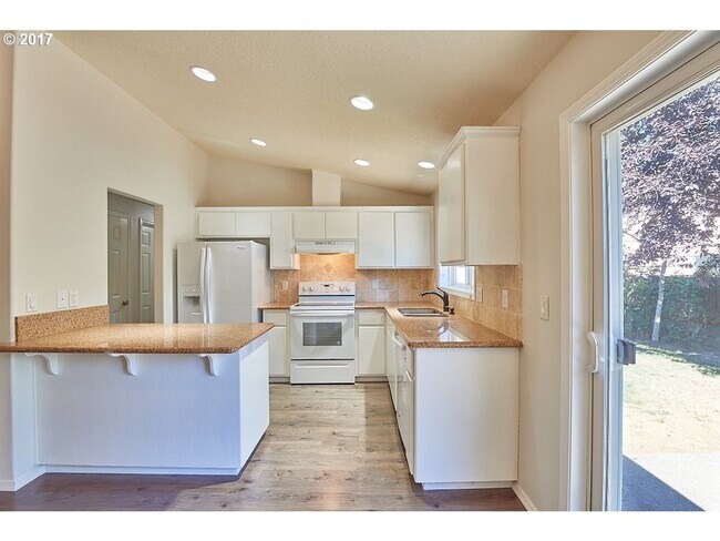 Building Photo - Lovely 3 Bed, 2 Bath Home in Dundee- Walking Distance to New Elementary School!