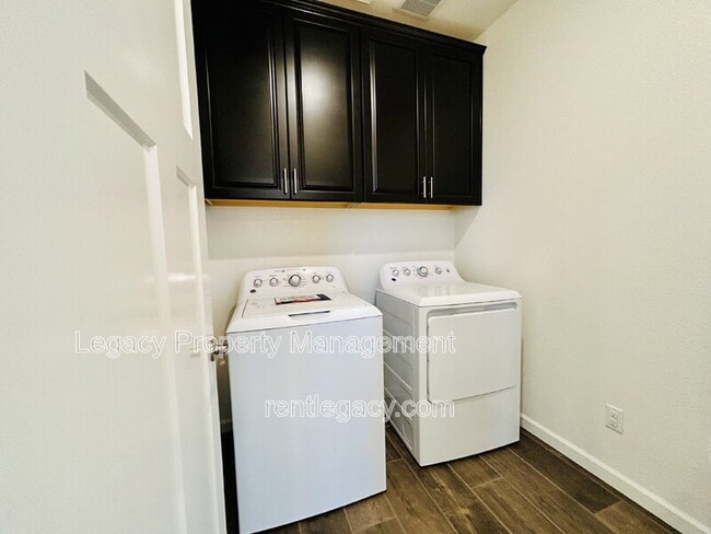 Building Photo - 3879 Ivan Way