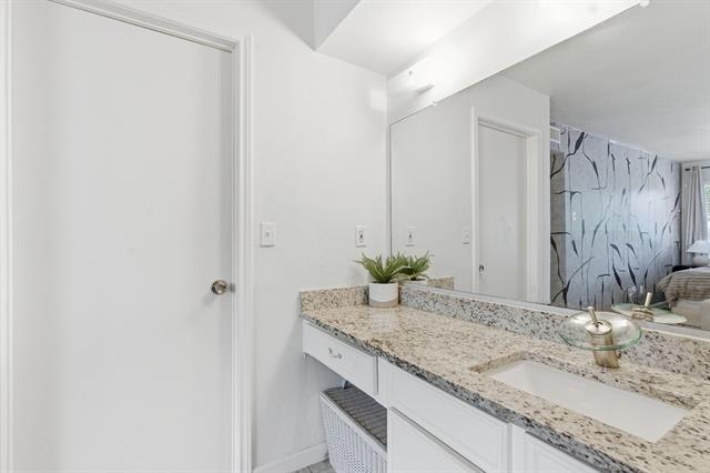 Building Photo - 10566 High Hollows Dr