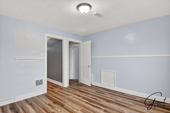 Building Photo - $1550 4 bedrooms