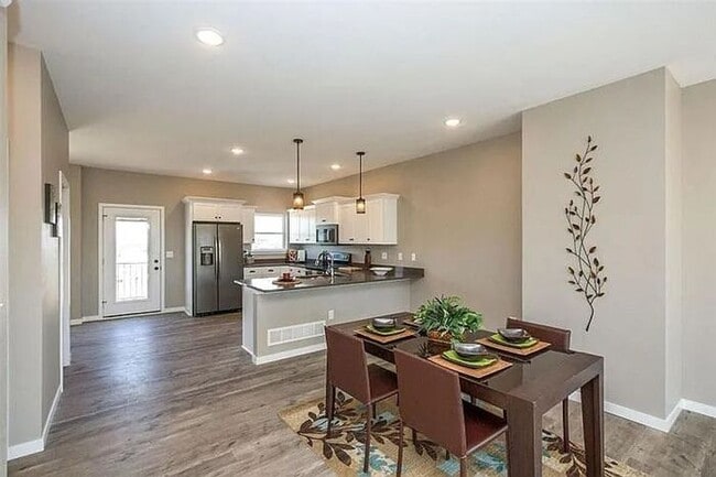 Building Photo - $2,200 | 3 Bedroom, 2.5 Bathroom Town Home | Pets Allowed* | Sublease* | Available for a May 1st,...