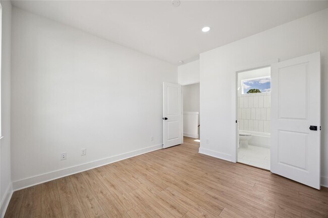 Building Photo - 835 D Rachel St