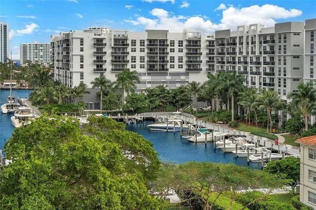 Building Photo - 3200 Port Royale Dr S