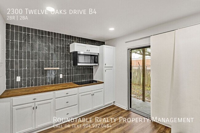 Building Photo - 2300 Twelve Oaks Dr