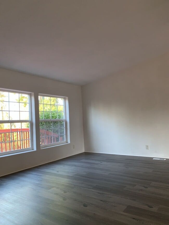 Building Photo - Smart Living, Smart Choice - manufactured 3bd/2Ba home w/detached garage!