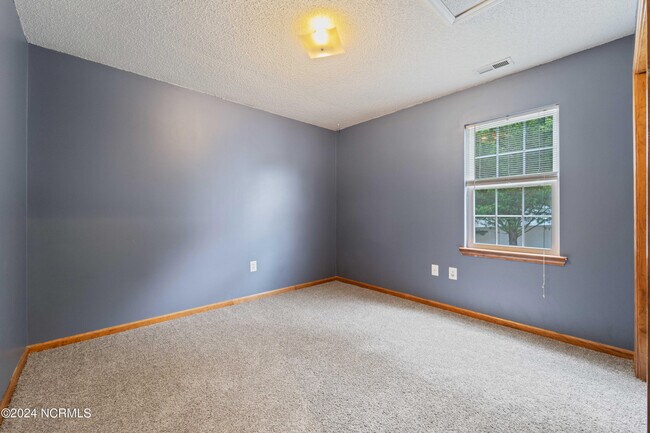 Building Photo - 300 Gus Ct