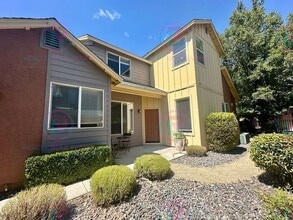 Building Photo - 3 Bedroom 2.5 Bathroom + Loft & 2 Car gara...