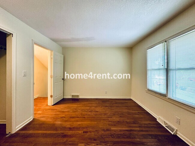 Building Photo - Olathe Duplex w/ Wood Floors, Finished Basement, and a Fenced Yard!
