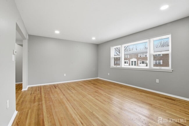 Building Photo - 160 Evergreen Rd