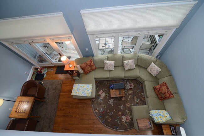 Building Photo - Single Family Townhome, 2 bedrooms, 3 full...