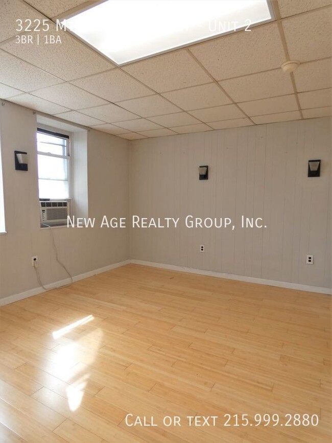 Building Photo - Spacious bi-level apartment available!