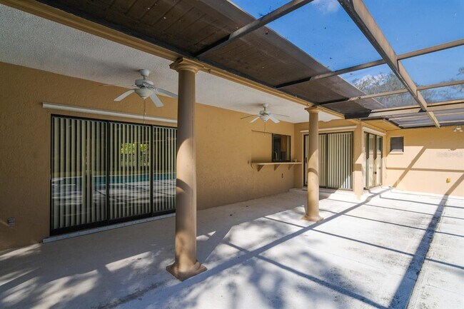 Building Photo - 10206 Lakeview Dr