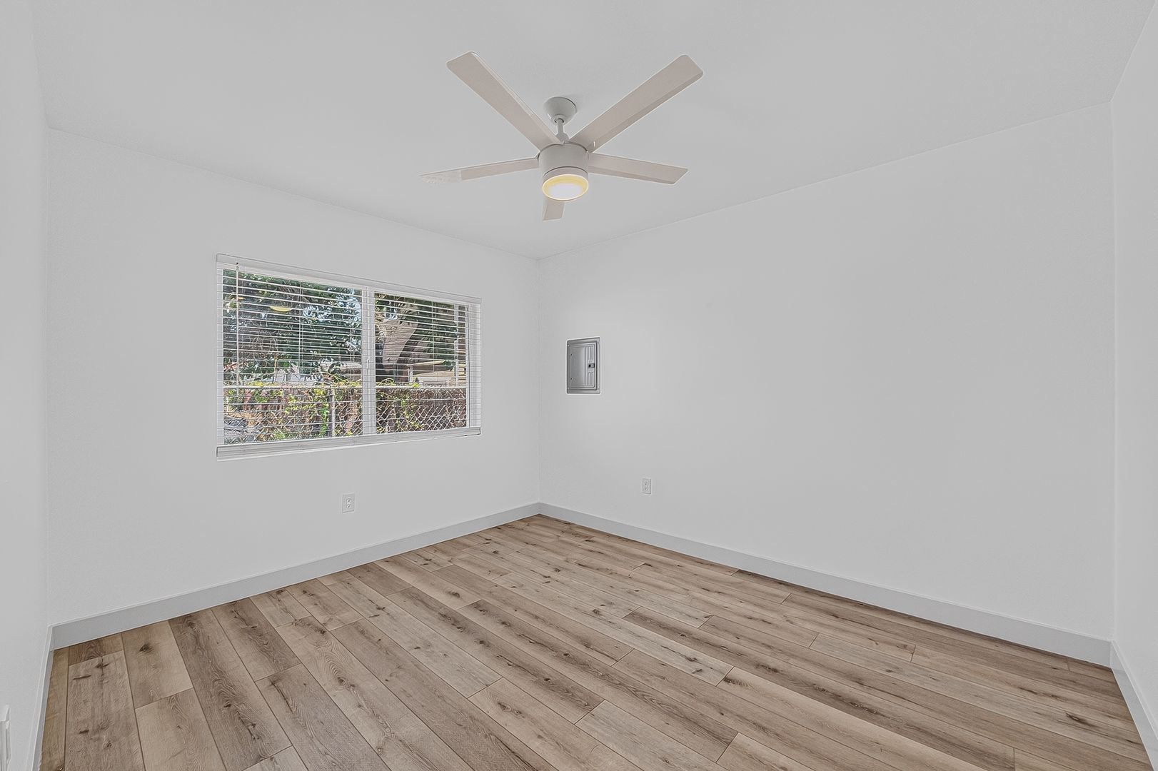 Building Photo - 933 Alamitos Ave