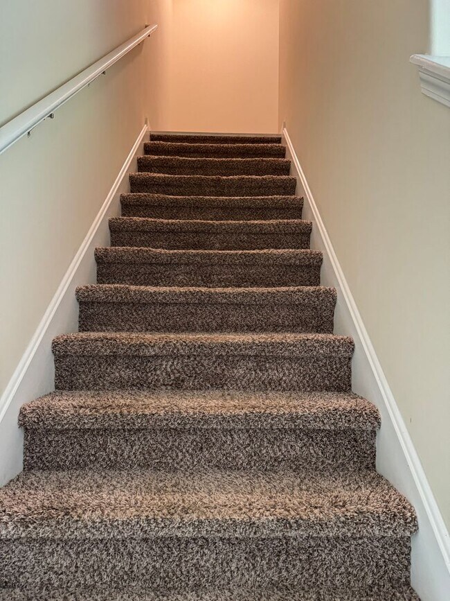 Building Photo - 32 Amber Dr