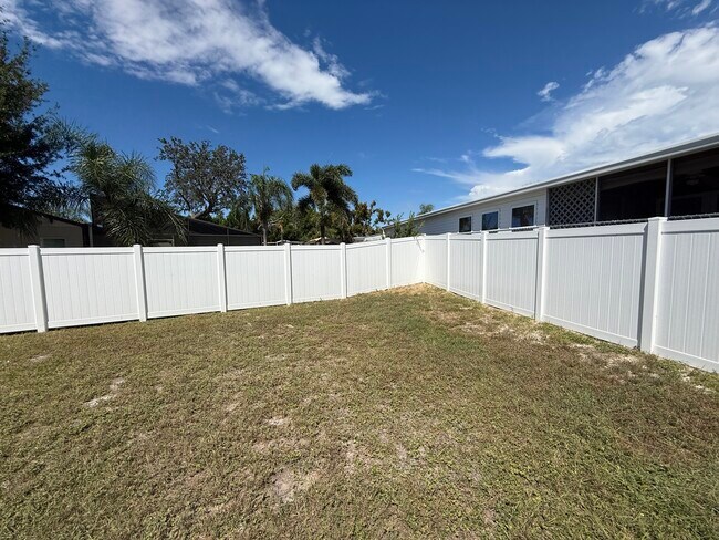 Building Photo - 2702 Ochatilla Rd