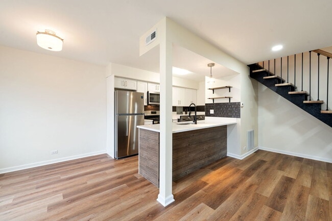 Building Photo - 1481 Quaker Ln