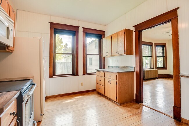 Building Photo - 1360 Dale St N