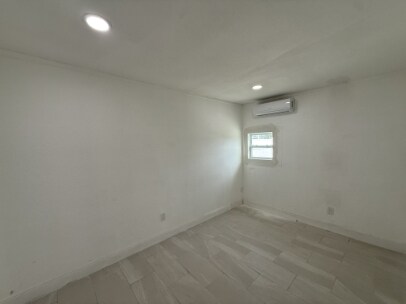 Building Photo - 314 7th Ave NE