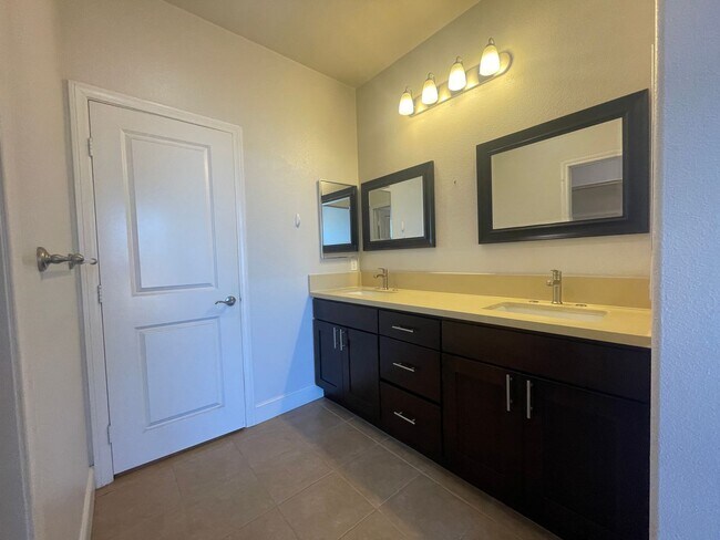Building Photo - 3 Bed/3 Bath, 2 Garage & 2 Balconies Gated...