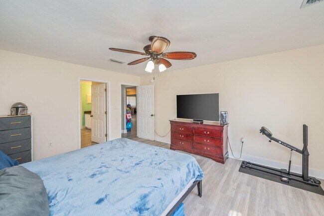 Building Photo - 6100 Saddle Horse Ln