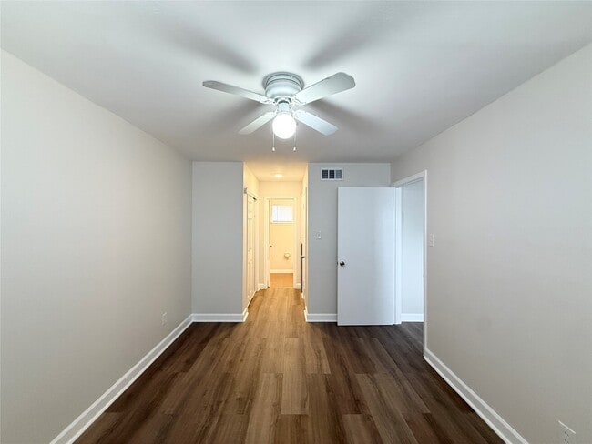 Building Photo - 1141 N Durham Dr