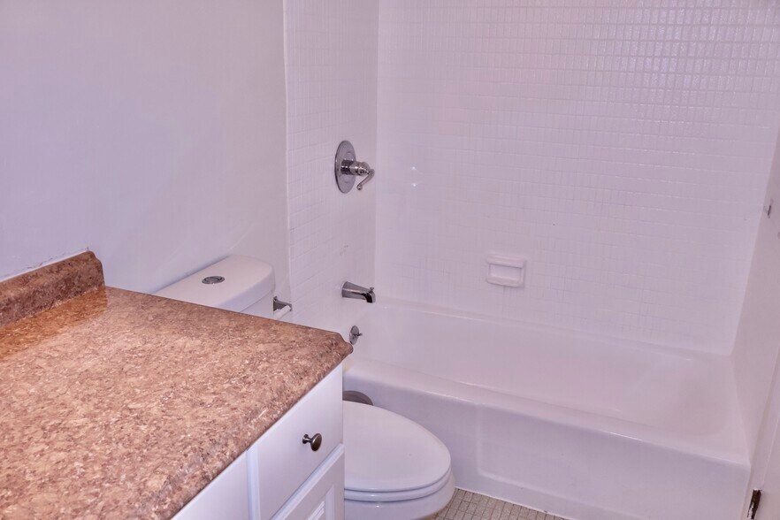 Building Photo - 1351 NE 191st St