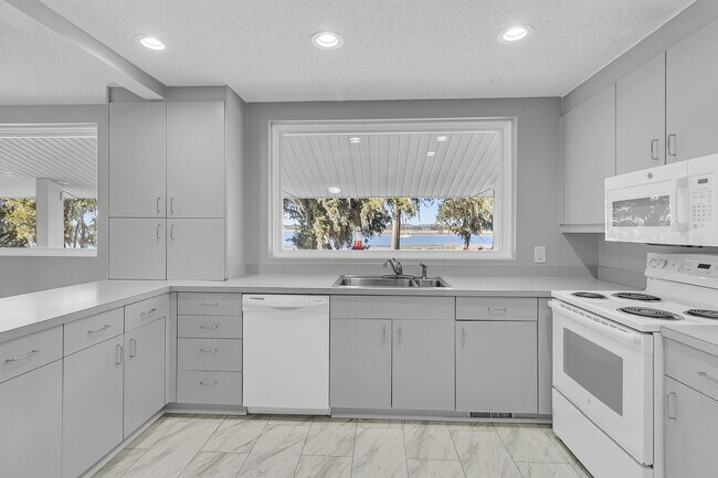 Building Photo - 5844 Hart Rd