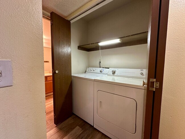 Building Photo - Lovely 1 Bedroom, 1 Bathroom Lakewood Cond...