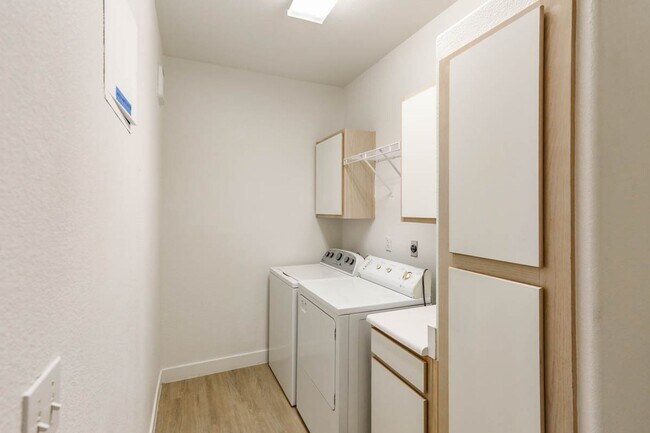 Building Photo - Beautifully Updated 2 Bed and 2 Bath Hende...