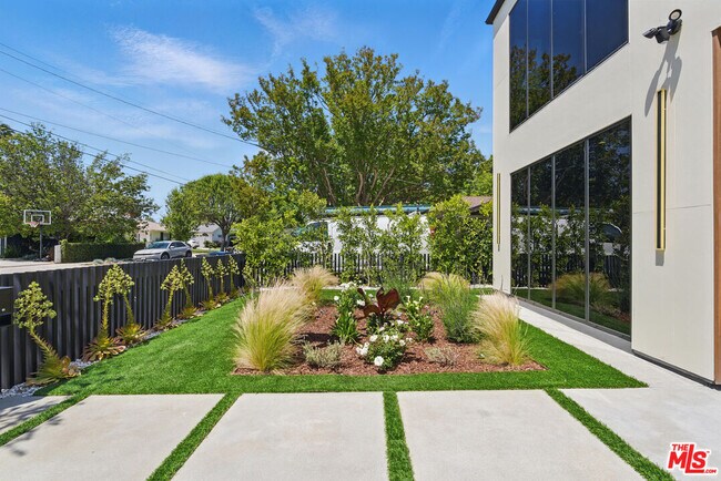 Building Photo - 4904 Van Noord Ave